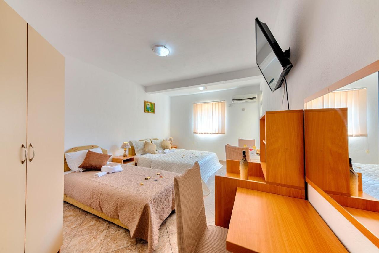 Hotel Dana Canj Exterior photo